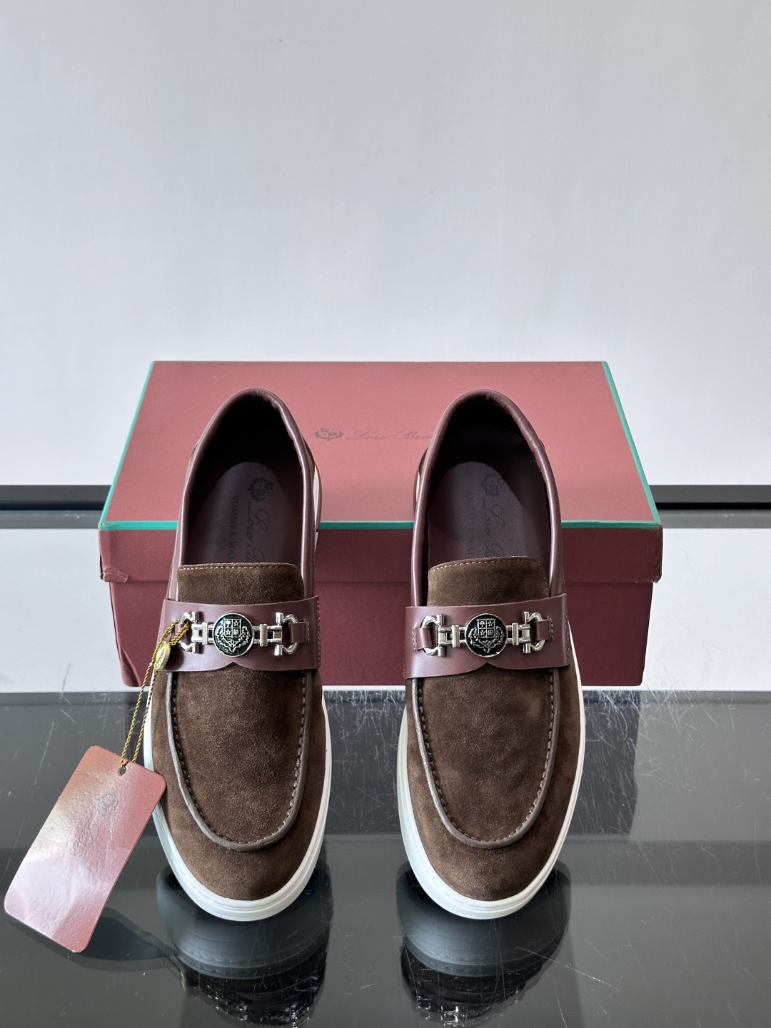 Loro Piana Summer Walk 乐福鞋,翻毛皮鞋面搭配白色厚底,金属锁扣装饰,手工缝线。完全是" Loro Piana Summer Walk 乐福鞋,翻毛皮鞋面搭配白色厚底,金属锁扣装饰,手工缝线。完全是"