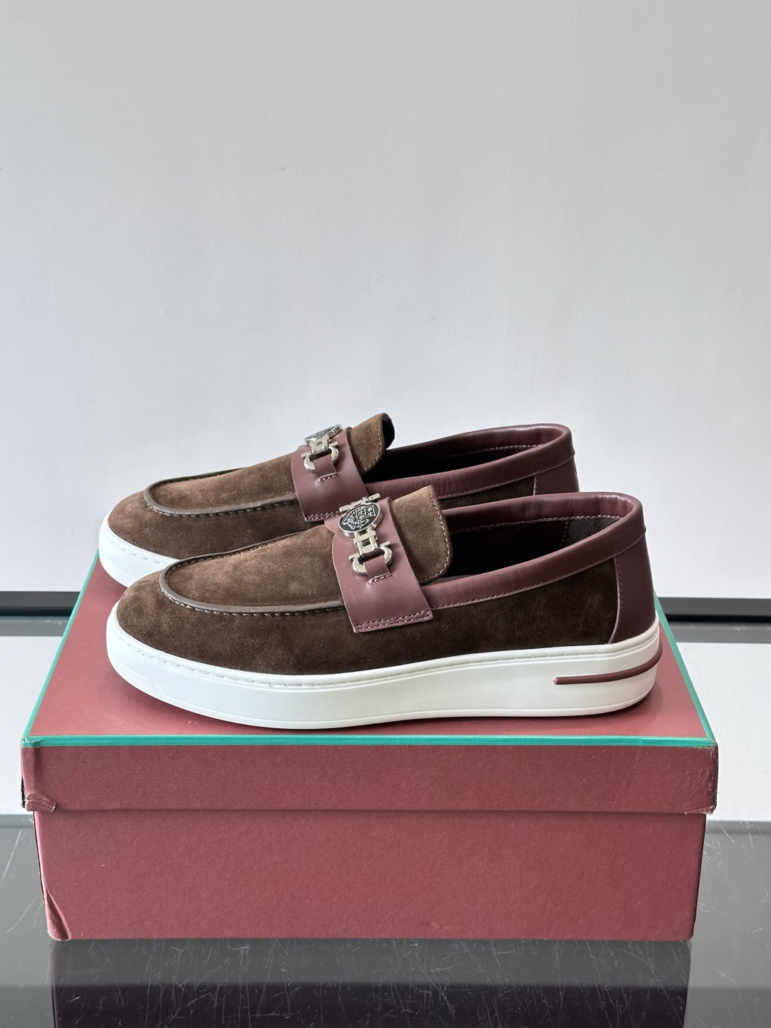 Loro Piana Summer Walk 乐福鞋,翻毛皮鞋面搭配白色厚底,金属锁扣装饰,手工缝线。完全是" Loro Piana Summer Walk 乐福鞋,翻毛皮鞋面搭配白色厚底,金属锁扣装饰,手工缝线。完全是"