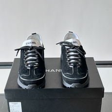 CHANEL26A运动鞋👟采用皮拼接起来的鞋面,设计感满满!脚口像袜套一样,应该是叫飞织,穿起来就特别舒服😌一点也不磨脚 CHANEL26A运动鞋👟采用皮拼接起来的鞋面,设计感满满!脚口像袜套一样,应该是叫飞织,穿起来就特别舒服😌一点也不磨脚