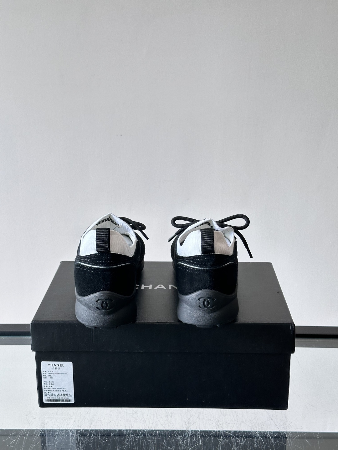 CHANEL26A运动鞋👟采用皮拼接起来的鞋面,设计感满满!脚口像袜套一样,应该是叫飞织,穿起来就特别舒服😌一点也不磨脚 CHANEL26A运动鞋👟采用皮拼接起来的鞋面,设计感满满!脚口像袜套一样,应该是叫飞织,穿起来就特别舒服😌一点也不磨脚