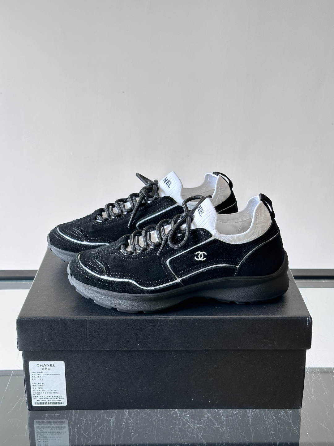 CHANEL26A运动鞋👟采用皮拼接起来的鞋面,设计感满满!脚口像袜套一样,应该是叫飞织,穿起来就特别舒服😌一点也不磨脚 CHANEL26A运动鞋👟采用皮拼接起来的鞋面,设计感满满!脚口像袜套一样,应该是叫飞织,穿起来就特别舒服😌一点也不磨脚