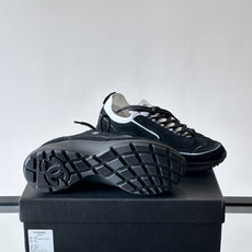 CHANEL26A运动鞋👟采用皮拼接起来的鞋面,设计感满满!脚口像袜套一样,应该是叫飞织,穿起来就特别舒服😌一点也不磨脚 CHANEL26A运动鞋👟采用皮拼接起来的鞋面,设计感满满!脚口像袜套一样,应该是叫飞织,穿起来就特别舒服😌一点也不磨脚