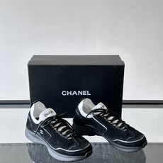 CHANEL26A运动鞋👟采用皮拼接起来的鞋面,设计感满满!脚口像袜套一样,应该是叫飞织,穿起来就特别舒服😌一点也不磨脚 CHANEL26A运动鞋👟采用皮拼接起来的鞋面,设计感满满!脚口像袜套一样,应该是叫飞织,穿起来就特别舒服😌一点也不磨脚