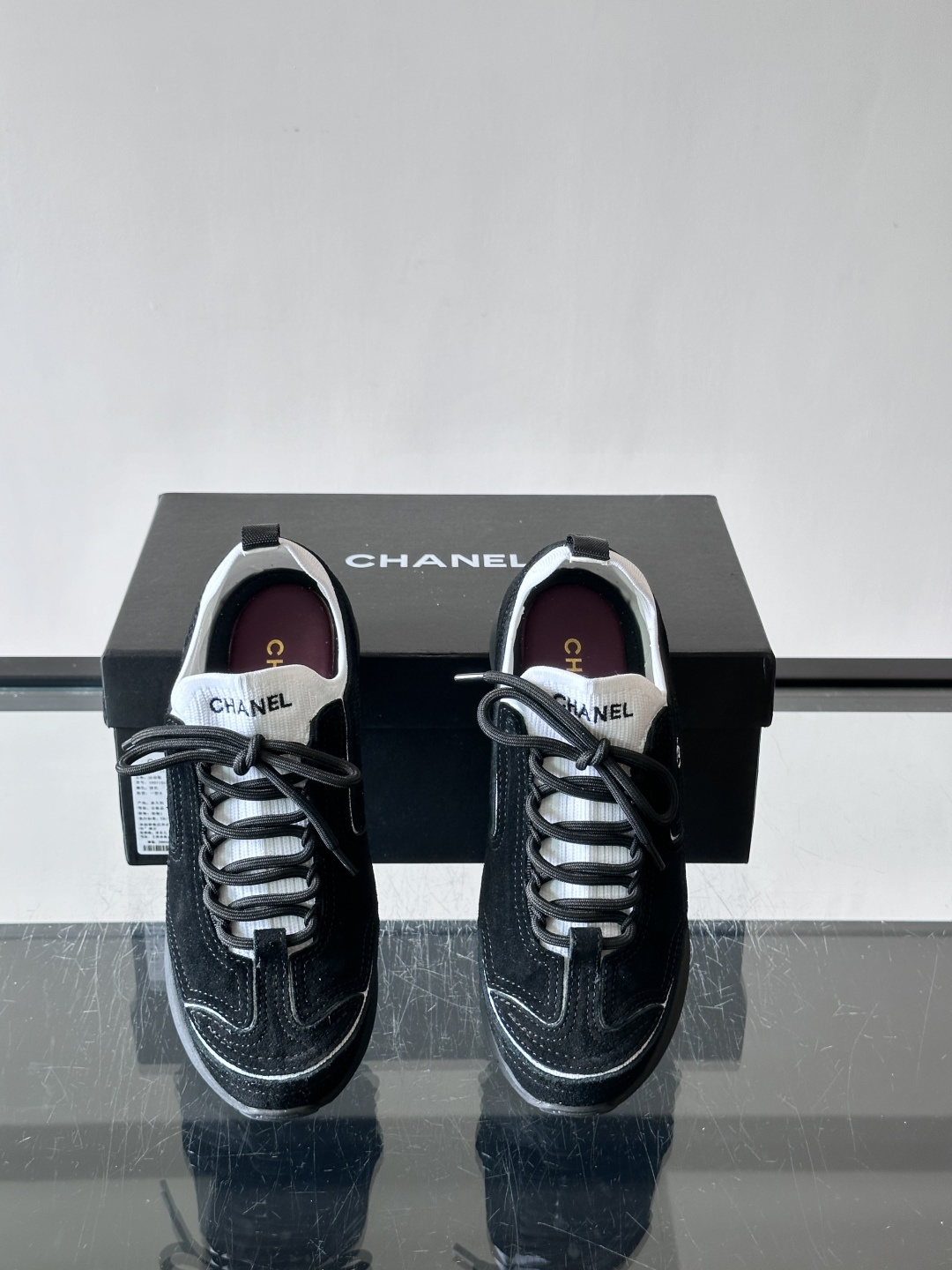 CHANEL26A运动鞋👟采用皮拼接起来的鞋面,设计感满满!脚口像袜套一样,应该是叫飞织,穿起来就特别舒服😌一点也不磨脚 CHANEL26A运动鞋👟采用皮拼接起来的鞋面,设计感满满!脚口像袜套一样,应该是叫飞织,穿起来就特别舒服😌一点也不磨脚