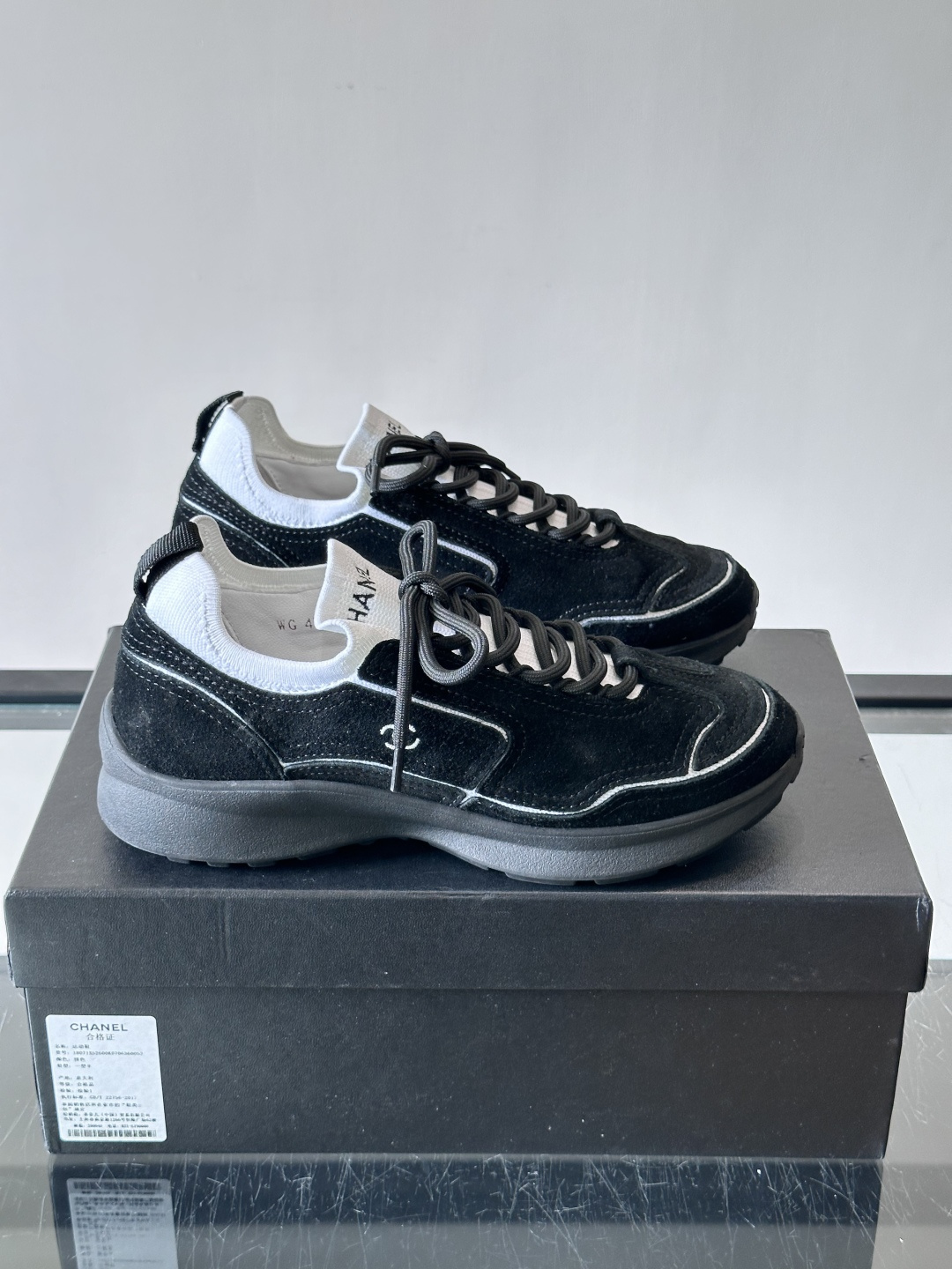 CHANEL26A运动鞋👟采用皮拼接起来的鞋面，设计感满满！脚口像袜套一样，应该是叫飞织，穿起来就特别舒服😌一点也不磨脚