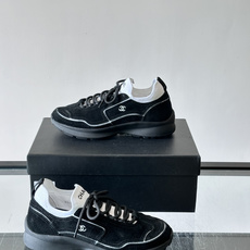 CHANEL26A运动鞋👟采用皮拼接起来的鞋面,设计感满满!脚口像袜套一样,应该是叫飞织,穿起来就特别舒服😌一点也不磨脚 CHANEL26A运动鞋👟采用皮拼接起来的鞋面,设计感满满!脚口像袜套一样,应该是叫飞织,穿起来就特别舒服😌一点也不磨脚