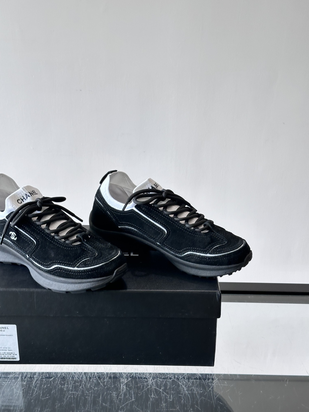 CHANEL26A运动鞋👟采用皮拼接起来的鞋面,设计感满满!脚口像袜套一样,应该是叫飞织,穿起来就特别舒服😌一点也不磨脚 CHANEL26A运动鞋👟采用皮拼接起来的鞋面,设计感满满!脚口像袜套一样,应该是叫飞织,穿起来就特别舒服😌一点也不磨脚