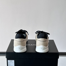 CHANEL26A运动鞋👟采用皮拼接起来的鞋面,设计感满满!脚口像袜套一样,应该是叫飞织,穿起来就特别舒服😌一点也不磨脚 CHANEL26A运动鞋👟采用皮拼接起来的鞋面,设计感满满!脚口像袜套一样,应该是叫飞织,穿起来就特别舒服😌一点也不磨脚