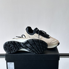 CHANEL26A运动鞋👟采用皮拼接起来的鞋面,设计感满满!脚口像袜套一样,应该是叫飞织,穿起来就特别舒服😌一点也不磨脚 CHANEL26A运动鞋👟采用皮拼接起来的鞋面,设计感满满!脚口像袜套一样,应该是叫飞织,穿起来就特别舒服😌一点也不磨脚