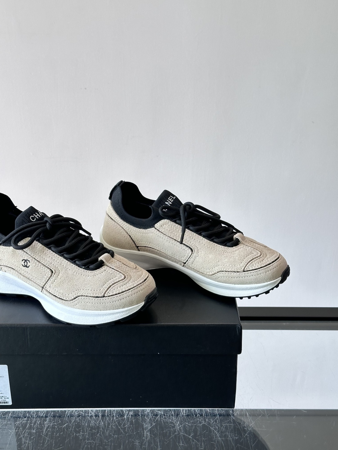 CHANEL26A运动鞋👟采用皮拼接起来的鞋面,设计感满满!脚口像袜套一样,应该是叫飞织,穿起来就特别舒服😌一点也不磨脚 CHANEL26A运动鞋👟采用皮拼接起来的鞋面,设计感满满!脚口像袜套一样,应该是叫飞织,穿起来就特别舒服😌一点也不磨脚