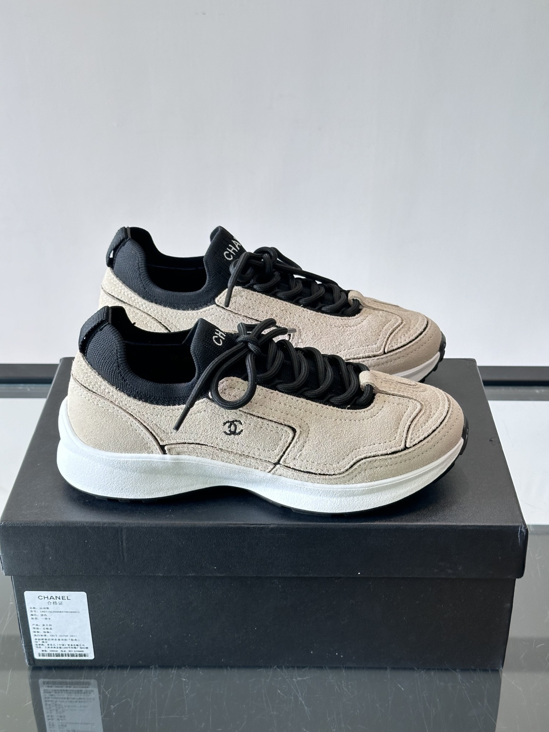CHANEL26A运动鞋👟采用皮拼接起来的鞋面，设计感满满！脚口像袜套一样，应该是叫飞织，穿起来就特别舒服😌一点也不磨脚