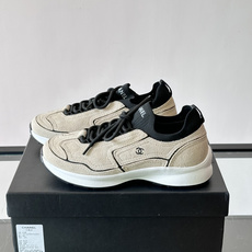 CHANEL26A运动鞋👟采用皮拼接起来的鞋面,设计感满满!脚口像袜套一样,应该是叫飞织,穿起来就特别舒服😌一点也不磨脚 CHANEL26A运动鞋👟采用皮拼接起来的鞋面,设计感满满!脚口像袜套一样,应该是叫飞织,穿起来就特别舒服😌一点也不磨脚