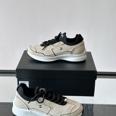 CHANEL26A运动鞋👟采用皮拼接起来的鞋面,设计感满满!脚口像袜套一样,应该是叫飞织,穿起来就特别舒服😌一点也不磨脚 CHANEL26A运动鞋👟采用皮拼接起来的鞋面,设计感满满!脚口像袜套一样,应该是叫飞织,穿起来就特别舒服😌一点也不磨脚