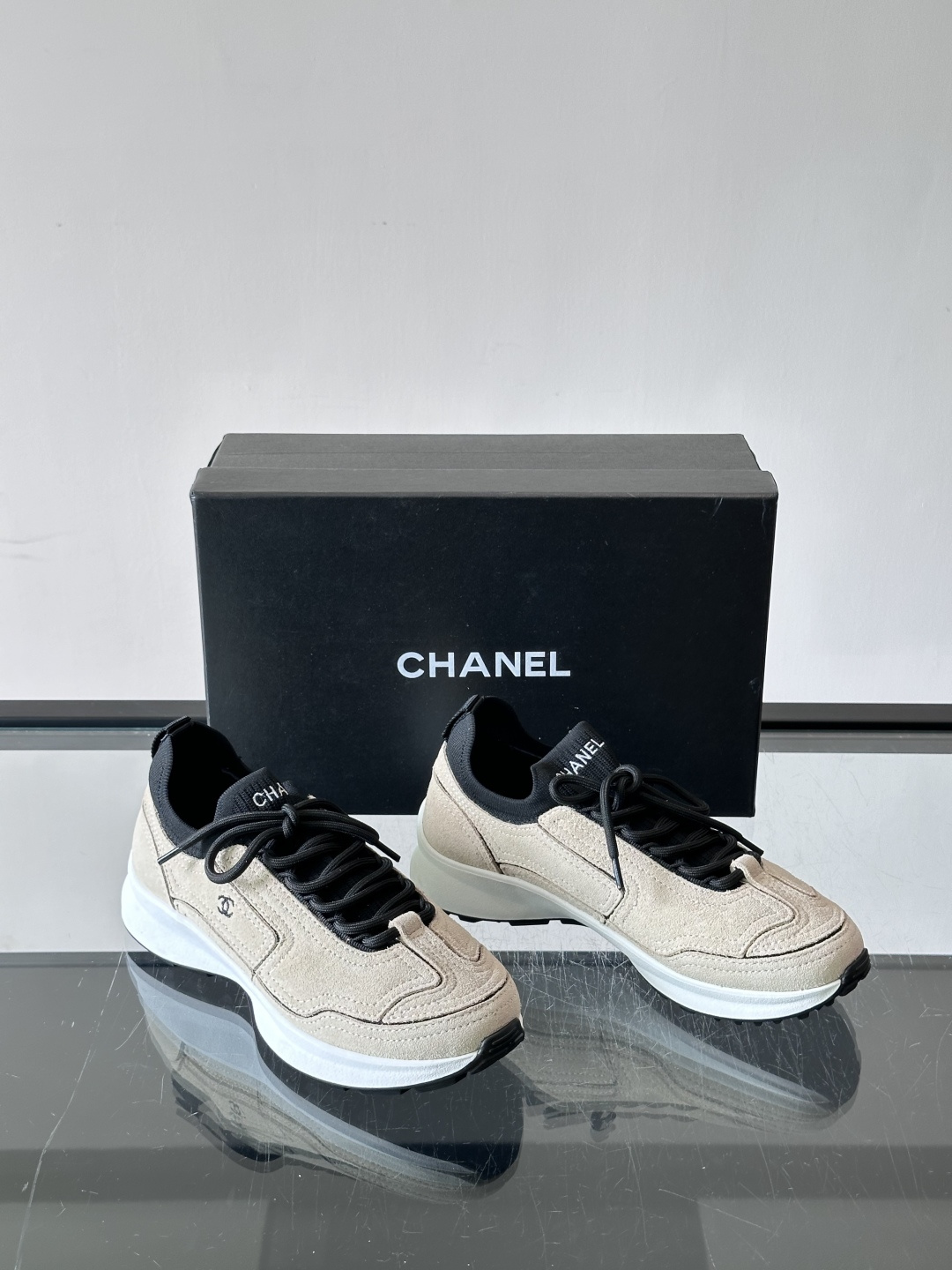 CHANEL26A运动鞋👟采用皮拼接起来的鞋面,设计感满满!脚口像袜套一样,应该是叫飞织,穿起来就特别舒服😌一点也不磨脚 CHANEL26A运动鞋👟采用皮拼接起来的鞋面,设计感满满!脚口像袜套一样,应该是叫飞织,穿起来就特别舒服😌一点也不磨脚