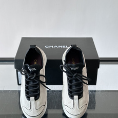CHANEL26A运动鞋👟采用皮拼接起来的鞋面,设计感满满!脚口像袜套一样,应该是叫飞织,穿起来就特别舒服😌一点也不磨脚 CHANEL26A运动鞋👟采用皮拼接起来的鞋面,设计感满满!脚口像袜套一样,应该是叫飞织,穿起来就特别舒服😌一点也不磨脚
