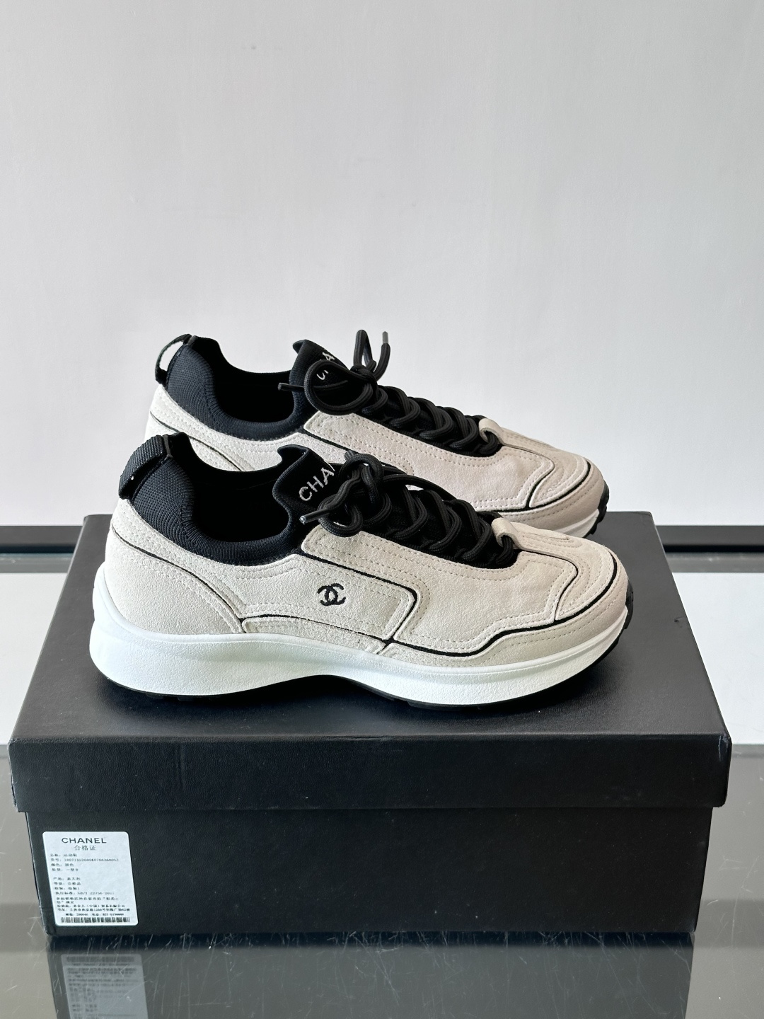 CHANEL26A运动鞋👟采用皮拼接起来的鞋面，设计感满满！脚口像袜套一样，应该是叫飞织，穿起来就特别舒服😌一点也不磨脚