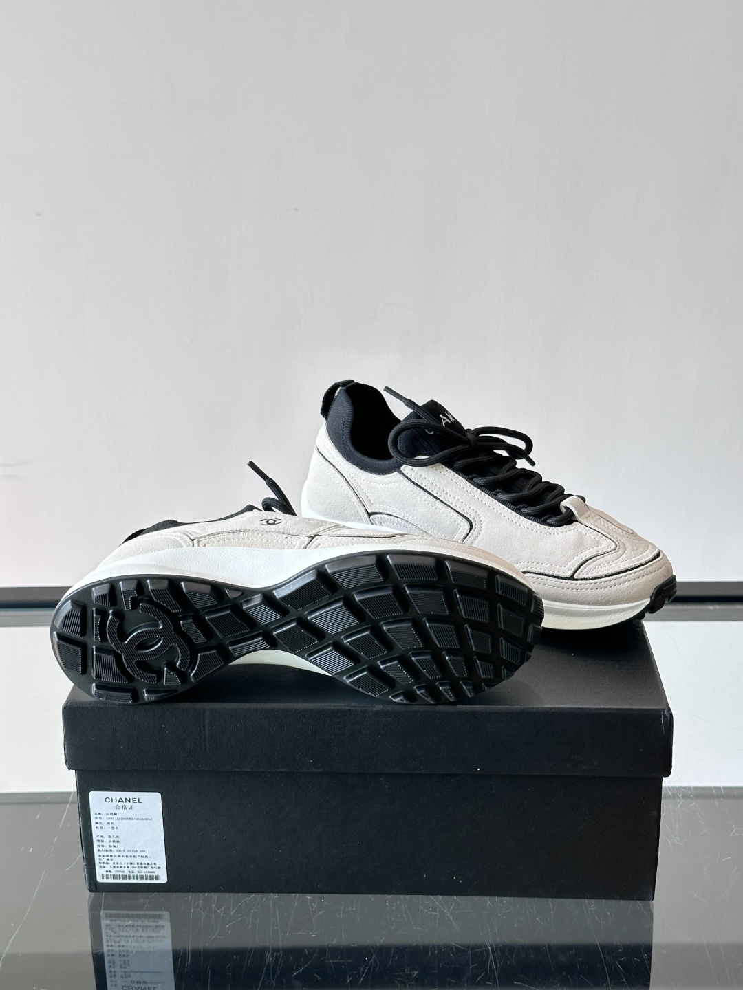 CHANEL26A运动鞋👟采用皮拼接起来的鞋面,设计感满满!脚口像袜套一样,应该是叫飞织,穿起来就特别舒服😌一点也不磨脚 CHANEL26A运动鞋👟采用皮拼接起来的鞋面,设计感满满!脚口像袜套一样,应该是叫飞织,穿起来就特别舒服😌一点也不磨脚