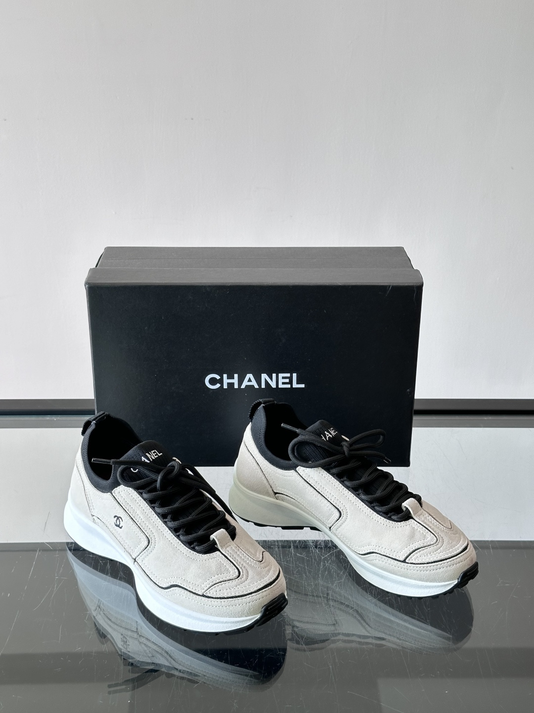CHANEL26A运动鞋👟采用皮拼接起来的鞋面,设计感满满!脚口像袜套一样,应该是叫飞织,穿起来就特别舒服😌一点也不磨脚 CHANEL26A运动鞋👟采用皮拼接起来的鞋面,设计感满满!脚口像袜套一样,应该是叫飞织,穿起来就特别舒服😌一点也不磨脚