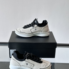 CHANEL26A运动鞋👟采用皮拼接起来的鞋面,设计感满满!脚口像袜套一样,应该是叫飞织,穿起来就特别舒服😌一点也不磨脚 CHANEL26A运动鞋👟采用皮拼接起来的鞋面,设计感满满!脚口像袜套一样,应该是叫飞织,穿起来就特别舒服😌一点也不磨脚