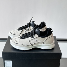 CHANEL26A运动鞋👟采用皮拼接起来的鞋面,设计感满满!脚口像袜套一样,应该是叫飞织,穿起来就特别舒服😌一点也不磨脚 CHANEL26A运动鞋👟采用皮拼接起来的鞋面,设计感满满!脚口像袜套一样,应该是叫飞织,穿起来就特别舒服😌一点也不磨脚