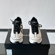 CHANEL26A运动鞋👟采用皮拼接起来的鞋面,设计感满满!脚口像袜套一样,应该是叫飞织,穿起来就特别舒服😌一点也不磨脚 CHANEL26A运动鞋👟采用皮拼接起来的鞋面,设计感满满!脚口像袜套一样,应该是叫飞织,穿起来就特别舒服😌一点也不磨脚
