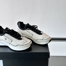 CHANEL26A运动鞋👟采用皮拼接起来的鞋面,设计感满满!脚口像袜套一样,应该是叫飞织,穿起来就特别舒服😌一点也不磨脚 CHANEL26A运动鞋👟采用皮拼接起来的鞋面,设计感满满!脚口像袜套一样,应该是叫飞织,穿起来就特别舒服😌一点也不磨脚