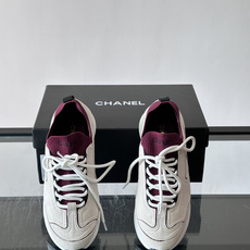 CHANEL26A运动鞋👟采用皮拼接起来的鞋面,设计感满满!脚口像袜套一样,应该是叫飞织,穿起来就特别舒服😌一点也不磨脚 CHANEL26A运动鞋👟采用皮拼接起来的鞋面,设计感满满!脚口像袜套一样,应该是叫飞织,穿起来就特别舒服😌一点也不磨脚