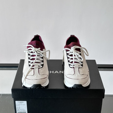 CHANEL26A运动鞋👟采用皮拼接起来的鞋面,设计感满满!脚口像袜套一样,应该是叫飞织,穿起来就特别舒服😌一点也不磨脚 CHANEL26A运动鞋👟采用皮拼接起来的鞋面,设计感满满!脚口像袜套一样,应该是叫飞织,穿起来就特别舒服😌一点也不磨脚