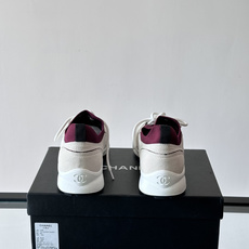 CHANEL26A运动鞋👟采用皮拼接起来的鞋面,设计感满满!脚口像袜套一样,应该是叫飞织,穿起来就特别舒服😌一点也不磨脚 CHANEL26A运动鞋👟采用皮拼接起来的鞋面,设计感满满!脚口像袜套一样,应该是叫飞织,穿起来就特别舒服😌一点也不磨脚