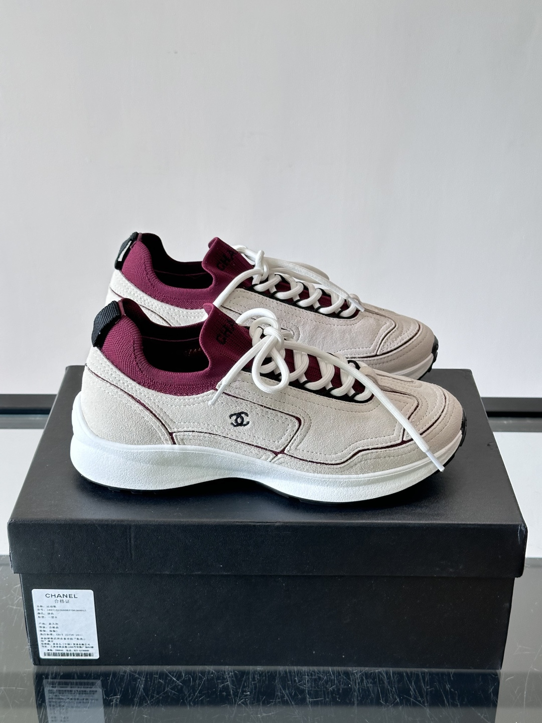 CHANEL26A运动鞋👟采用皮拼接起来的鞋面，设计感满满！脚口像袜套一样，应该是叫飞织，穿起来就特别舒服😌一点也不磨脚