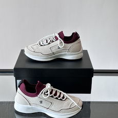 CHANEL26A运动鞋👟采用皮拼接起来的鞋面,设计感满满!脚口像袜套一样,应该是叫飞织,穿起来就特别舒服😌一点也不磨脚 CHANEL26A运动鞋👟采用皮拼接起来的鞋面,设计感满满!脚口像袜套一样,应该是叫飞织,穿起来就特别舒服😌一点也不磨脚