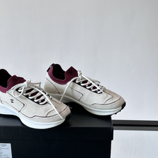 CHANEL26A运动鞋👟采用皮拼接起来的鞋面,设计感满满!脚口像袜套一样,应该是叫飞织,穿起来就特别舒服😌一点也不磨脚 CHANEL26A运动鞋👟采用皮拼接起来的鞋面,设计感满满!脚口像袜套一样,应该是叫飞织,穿起来就特别舒服😌一点也不磨脚