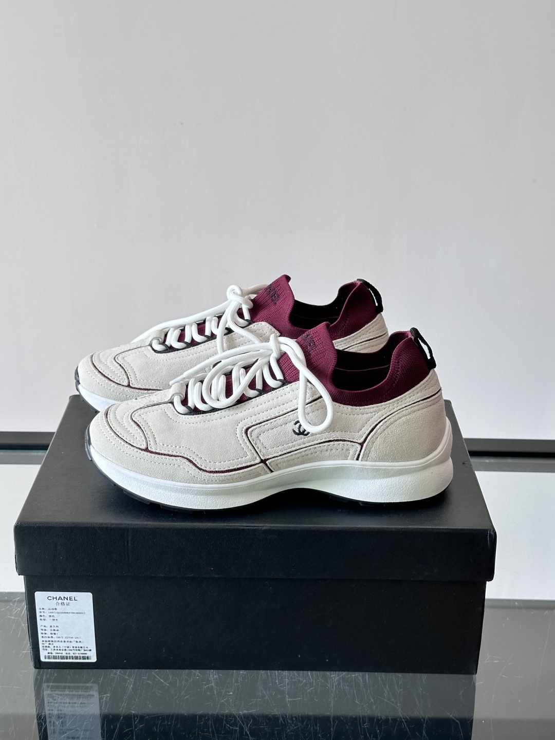 CHANEL26A运动鞋👟采用皮拼接起来的鞋面,设计感满满!脚口像袜套一样,应该是叫飞织,穿起来就特别舒服😌一点也不磨脚 CHANEL26A运动鞋👟采用皮拼接起来的鞋面,设计感满满!脚口像袜套一样,应该是叫飞织,穿起来就特别舒服😌一点也不磨脚