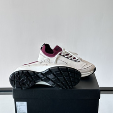 CHANEL26A运动鞋👟采用皮拼接起来的鞋面,设计感满满!脚口像袜套一样,应该是叫飞织,穿起来就特别舒服😌一点也不磨脚 CHANEL26A运动鞋👟采用皮拼接起来的鞋面,设计感满满!脚口像袜套一样,应该是叫飞织,穿起来就特别舒服😌一点也不磨脚