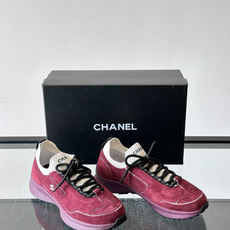 CHANEL26A运动鞋👟采用皮拼接起来的鞋面,设计感满满!脚口像袜套一样,应该是叫飞织,穿起来就特别舒服😌一点也不磨脚 CHANEL26A运动鞋👟采用皮拼接起来的鞋面,设计感满满!脚口像袜套一样,应该是叫飞织,穿起来就特别舒服😌一点也不磨脚