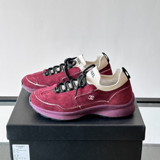 CHANEL26A运动鞋👟采用皮拼接起来的鞋面,设计感满满!脚口像袜套一样,应该是叫飞织,穿起来就特别舒服😌一点也不磨脚 CHANEL26A运动鞋👟采用皮拼接起来的鞋面,设计感满满!脚口像袜套一样,应该是叫飞织,穿起来就特别舒服😌一点也不磨脚