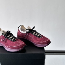 CHANEL26A运动鞋👟采用皮拼接起来的鞋面,设计感满满!脚口像袜套一样,应该是叫飞织,穿起来就特别舒服😌一点也不磨脚 CHANEL26A运动鞋👟采用皮拼接起来的鞋面,设计感满满!脚口像袜套一样,应该是叫飞织,穿起来就特别舒服😌一点也不磨脚