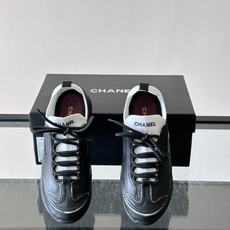 CHANEL26A运动鞋👟采用皮拼接起来的鞋面,设计感满满!脚口像袜套一样,应该是叫飞织,穿起来就特别舒服😌一点也不磨脚 CHANEL26A运动鞋👟采用皮拼接起来的鞋面,设计感满满!脚口像袜套一样,应该是叫飞织,穿起来就特别舒服😌一点也不磨脚