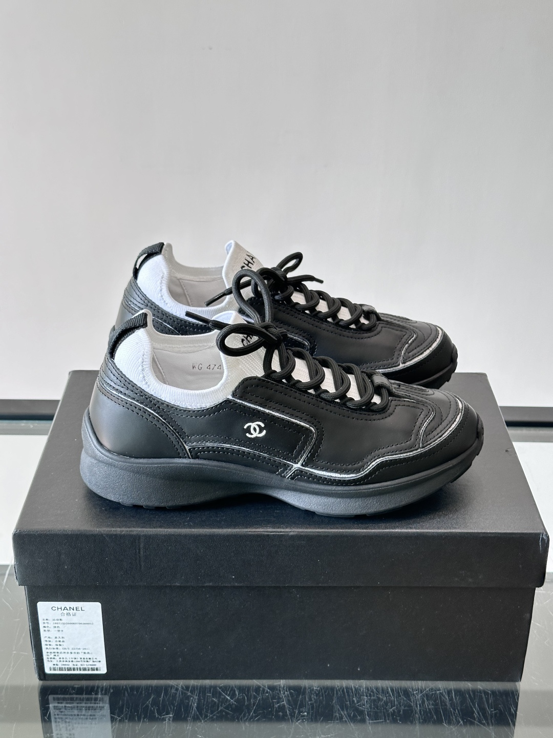 CHANEL26A运动鞋👟采用皮拼接起来的鞋面，设计感满满！脚口像袜套一样，应该是叫飞织，穿起来就特别舒服😌一点也不磨脚