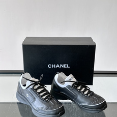 CHANEL26A运动鞋👟采用皮拼接起来的鞋面,设计感满满!脚口像袜套一样,应该是叫飞织,穿起来就特别舒服😌一点也不磨脚 CHANEL26A运动鞋👟采用皮拼接起来的鞋面,设计感满满!脚口像袜套一样,应该是叫飞织,穿起来就特别舒服😌一点也不磨脚