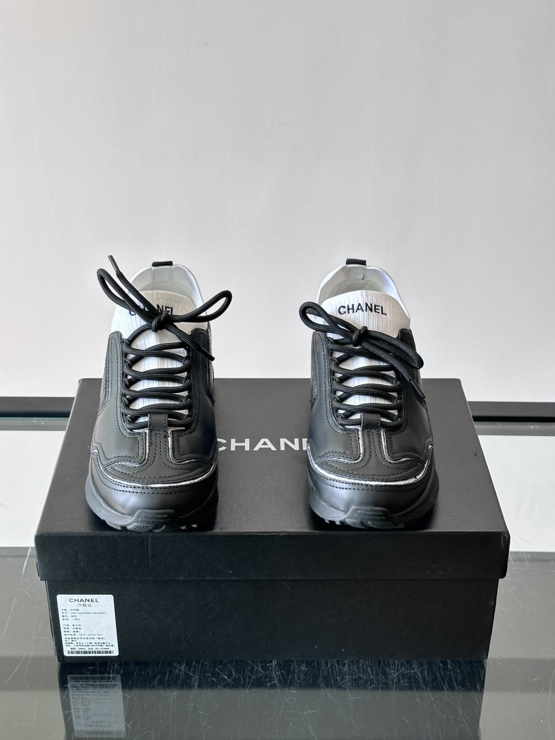 CHANEL26A运动鞋👟采用皮拼接起来的鞋面,设计感满满!脚口像袜套一样,应该是叫飞织,穿起来就特别舒服😌一点也不磨脚 CHANEL26A运动鞋👟采用皮拼接起来的鞋面,设计感满满!脚口像袜套一样,应该是叫飞织,穿起来就特别舒服😌一点也不磨脚