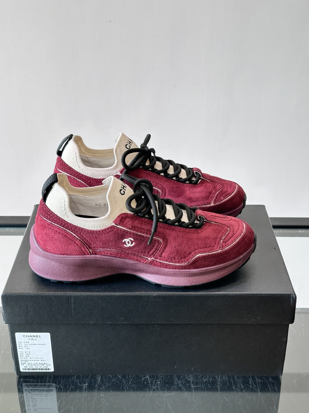 CHANEL26A运动鞋👟采用皮拼接起来的鞋面，设计感满满！脚口像袜套一样，应该是叫飞织，穿起来就特别舒服😌一点也不磨脚