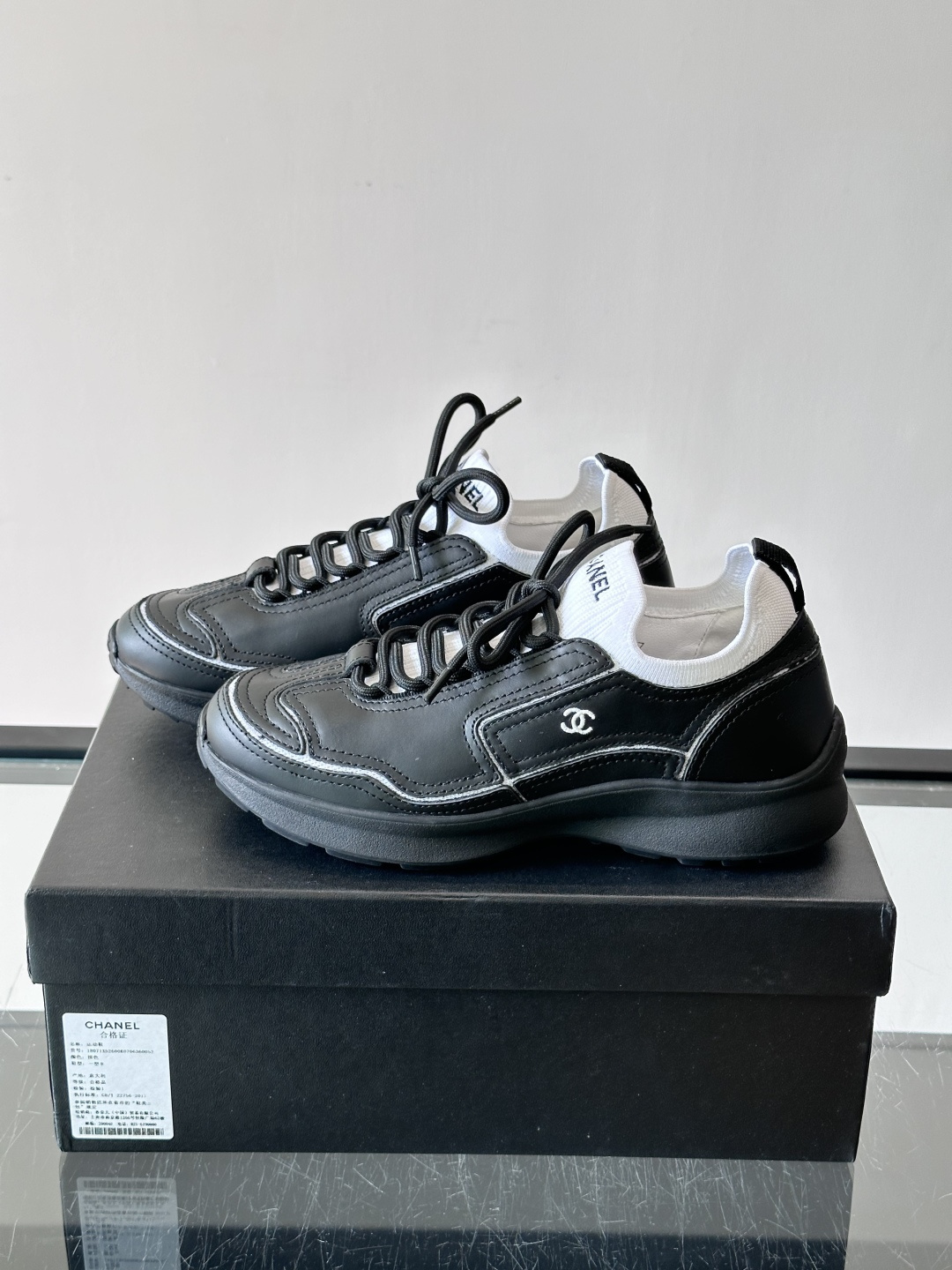 CHANEL26A运动鞋👟采用皮拼接起来的鞋面,设计感满满!脚口像袜套一样,应该是叫飞织,穿起来就特别舒服😌一点也不磨脚 CHANEL26A运动鞋👟采用皮拼接起来的鞋面,设计感满满!脚口像袜套一样,应该是叫飞织,穿起来就特别舒服😌一点也不磨脚
