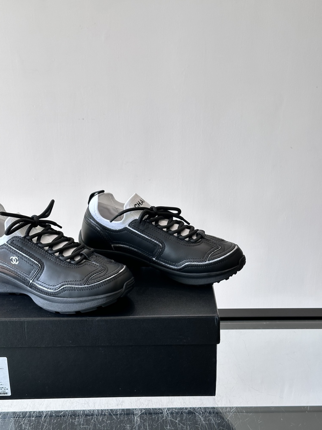 CHANEL26A运动鞋👟采用皮拼接起来的鞋面,设计感满满!脚口像袜套一样,应该是叫飞织,穿起来就特别舒服😌一点也不磨脚 CHANEL26A运动鞋👟采用皮拼接起来的鞋面,设计感满满!脚口像袜套一样,应该是叫飞织,穿起来就特别舒服😌一点也不磨脚