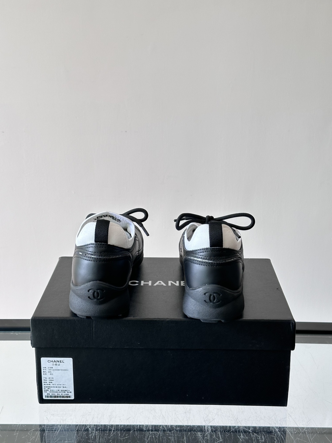 CHANEL26A运动鞋👟采用皮拼接起来的鞋面,设计感满满!脚口像袜套一样,应该是叫飞织,穿起来就特别舒服😌一点也不磨脚 CHANEL26A运动鞋👟采用皮拼接起来的鞋面,设计感满满!脚口像袜套一样,应该是叫飞织,穿起来就特别舒服😌一点也不磨脚