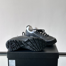 CHANEL26A运动鞋👟采用皮拼接起来的鞋面,设计感满满!脚口像袜套一样,应该是叫飞织,穿起来就特别舒服😌一点也不磨脚 CHANEL26A运动鞋👟采用皮拼接起来的鞋面,设计感满满!脚口像袜套一样,应该是叫飞织,穿起来就特别舒服😌一点也不磨脚