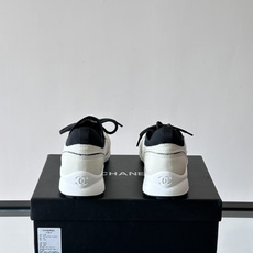CHANEL26A运动鞋👟采用皮拼接起来的鞋面,设计感满满!脚口像袜套一样,应该是叫飞织,穿起来就特别舒服😌一点也不磨脚 CHANEL26A运动鞋👟采用皮拼接起来的鞋面,设计感满满!脚口像袜套一样,应该是叫飞织,穿起来就特别舒服😌一点也不磨脚
