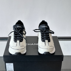 CHANEL26A运动鞋👟采用皮拼接起来的鞋面,设计感满满!脚口像袜套一样,应该是叫飞织,穿起来就特别舒服😌一点也不磨脚 CHANEL26A运动鞋👟采用皮拼接起来的鞋面,设计感满满!脚口像袜套一样,应该是叫飞织,穿起来就特别舒服😌一点也不磨脚