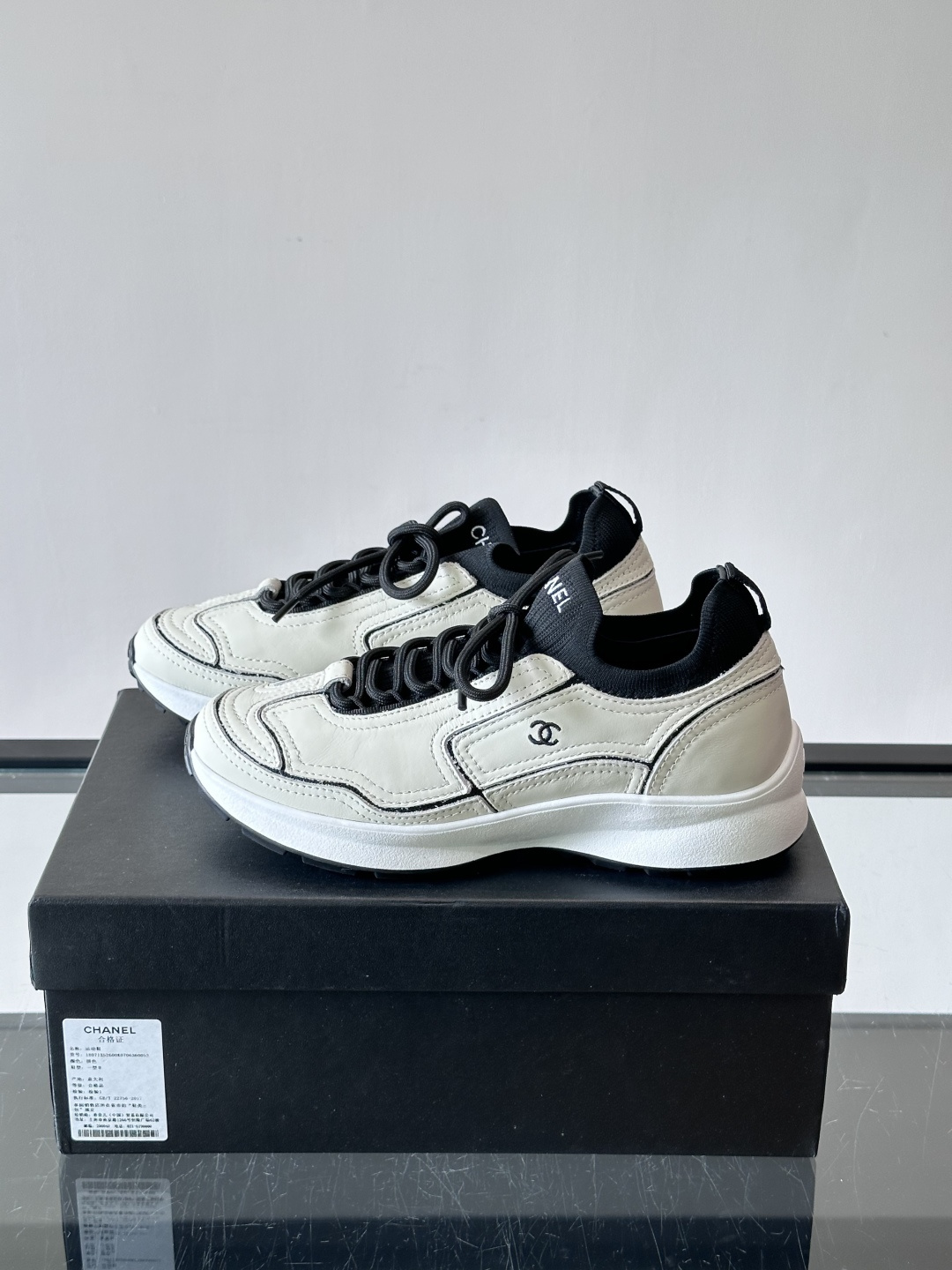 CHANEL26A运动鞋👟采用皮拼接起来的鞋面,设计感满满!脚口像袜套一样,应该是叫飞织,穿起来就特别舒服😌一点也不磨脚 CHANEL26A运动鞋👟采用皮拼接起来的鞋面,设计感满满!脚口像袜套一样,应该是叫飞织,穿起来就特别舒服😌一点也不磨脚
