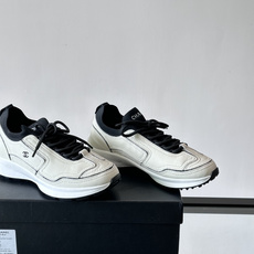 CHANEL26A运动鞋👟采用皮拼接起来的鞋面,设计感满满!脚口像袜套一样,应该是叫飞织,穿起来就特别舒服😌一点也不磨脚 CHANEL26A运动鞋👟采用皮拼接起来的鞋面,设计感满满!脚口像袜套一样,应该是叫飞织,穿起来就特别舒服😌一点也不磨脚